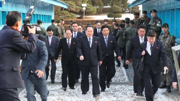 North Korean chief delegate Ri Son-Gwon (C) and his delegation cross the border line at the border truce village of Panmunjom in the Demilitarized Zone (DMZ) dividing the two Koreas on Jan. 9, 2018 (Dong-A Ilbo / AFP)