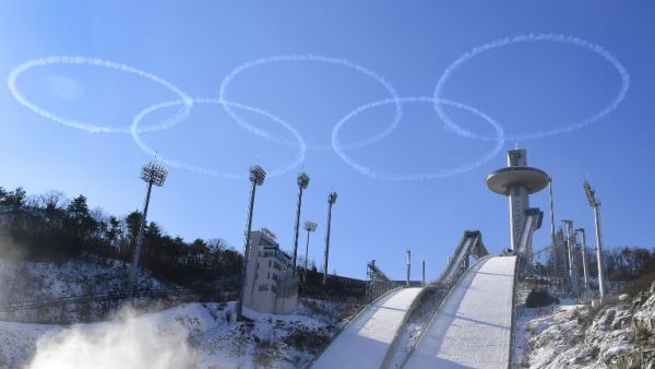 In a photo taken on Jan. 10, 2018 members of the South Korean air force Black Eagle aerobatic team perform above the ski jump venue of the Pyeongchang 2018 winter Olympics, in Pyeongchang (YONHAP / AFP)