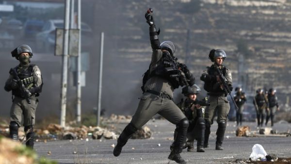Israeli border guards clash with Palestinians protestors on Jan. 12, 2018 north of Ramallah in the Israeli-occupied West Bank (ABBAS MOMANI / AFP)