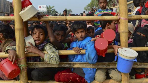 Rohingya Muslim refugees wait for food aid at Thankhali refugee camp in Bangladesh's Ukhia district on Jan. 12, 2018 (MUNIR UZ ZAMAN / AFP)