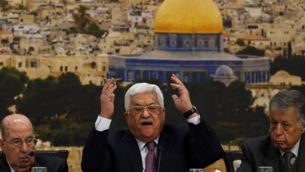 Palestinian president Mahmoud Abbas (C) speaks during a meeting in the West Bank city of Ramallah on Jan. 14, 2018 (ABBAS MOMANI / AFP)