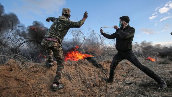 Palestinian demonstrators clash with Israeli forces near the Israel-Gaza border east of the southern Gaza strip city of Khan Yunis on Jan. 26, 2018. (SAID KHATIB / AFP)