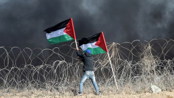 Palestinian demonstrators clash with Israeli forces near the Israel-Gaza border east of the southern Gaza Strip city of Khan Yunis on Jan. 26, 2018 (SAID KHATIB / AFP)
