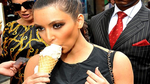 كيم كاردشيان تأكل بوظة