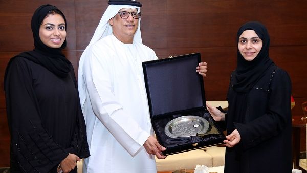 عواطف الهرمودي، مدير الإدارة التنفيذية في "الإمارات الإسلامي"، تقدم شيك التبرع المالي إلى سالم مبارك الظاهري المدير التنفيذي للعلاقات المجتمعية بجامعة أبوظبي.