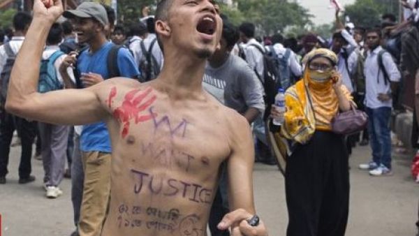 Bangladesh students attacked during Dhaka protest (Twitter)