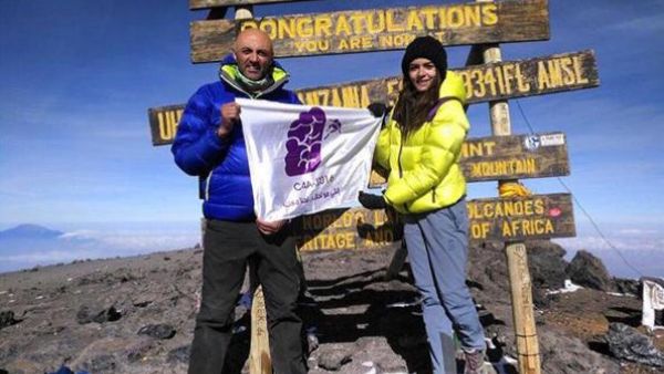Mountaineers Mostafa Salameh and Farah Raed Abu Baker raise the Jordan Alzheimer’s Association banner on top of Mount Kilimanjaro in April 2017 (Photo courtesy of the JAA)