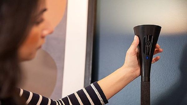 طبقة كثيفة من الغبار تغطي ركيزة الكاميرا، "ما يدل على أنها في الموقع منذ أشهر عدة"
