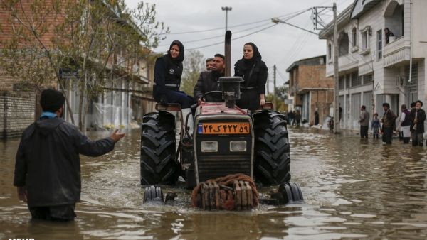 يذكر الكتاب شخصيات، بيبها خامنئي وروحاني ورئيسي، والرئيس السابق للقضاء صادق لاريجاني