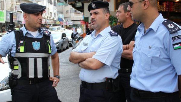 وطلب عباس خلال كلمة له أمام القمة العربية التي عقدت يوم الأحد في تونس بتوفير شبكة أمان مالية للسلطة الفلسطينية