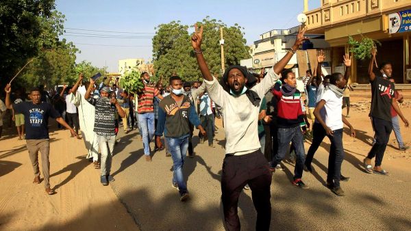  عشرة آلاف مواطن تجمعوا السبت أمام مقرّ القيادة العامة للجيش