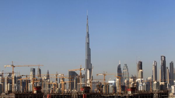 الإمارات.. قرار جديد يطال أسر الوافدين الأجانب
