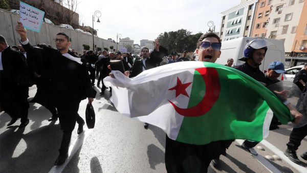 أذعن بوتفليقة، الذي يحكم البلاد منذ 20 عاما، للاحتجاجات في الأسبوع الماضي 
