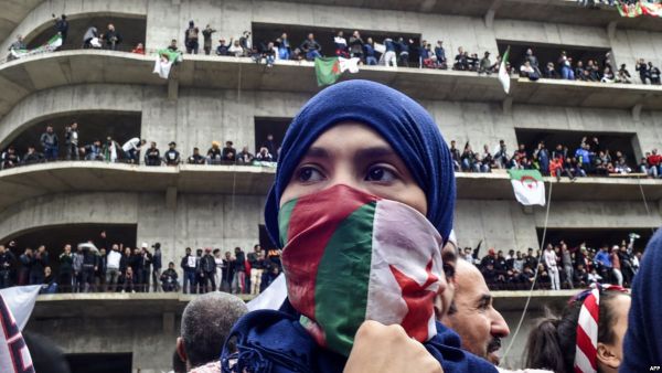 السبب المباشر هو ترشح بوتفليقة. وانتشرت الدعوات للاحتجاجات 