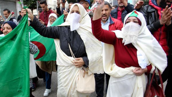 خسر بوتفليقة (82 عاما) بعض حلفائه في الأيام القليلة الماضية ومن بينهم أعضاء كبار في حزب جبهة التحرير الوطني الحاكم.