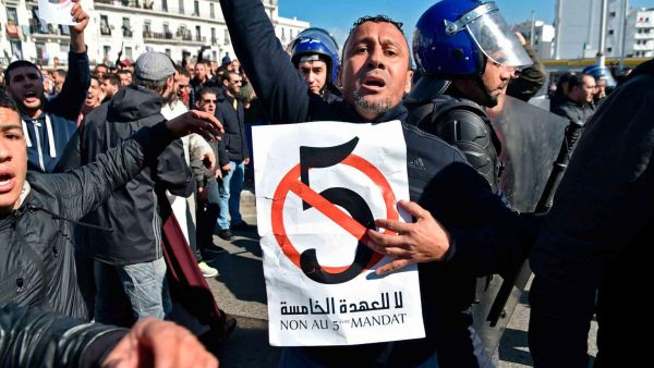 رسميا.. بوتفليقة يقدم أوراق ترشحه يوم 3 مارس للمجلس الدستوري

