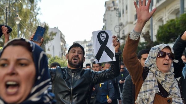 أكد صالح أن الشعب الجزائري واع وأصيل، بالرغم ممن "يصطاد في المياه العكرة"