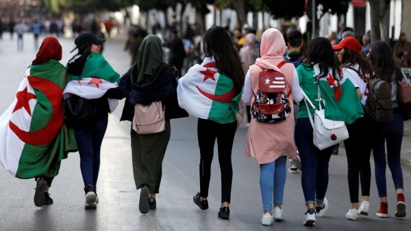 حزب "جبهة التحرير الوطني" الحاكم يترأسه الرئيس عبد العزيز بوتفليقة، وتديره هيئة جماعية من أكثر من 20 عضوا