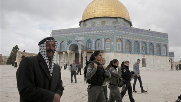 قوات الاحتلال تدنس المسجد الاقصى 