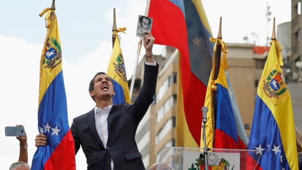 رغم أن جوايدو توقع علنا أن تعتقله السلطات عند عودته للبلاد، فإنه مر عبر مطار كراكاس الدولي دون مشاكل