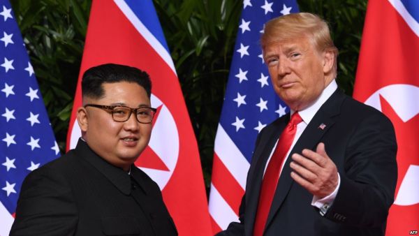 وتطالب الولايات المتحدة كوريا الشمالية بأن تتخلى عن ترسانتها النووية بشكل كامل ويمكن التحقق منه ولا عودة عنه.

