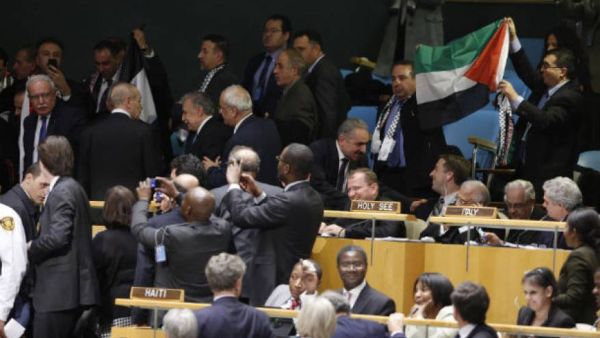  القيادة الفلسطينية مع أي جهد يُفضي إلى سلام حقيقي وفق قرارات الشرعية الدولية.