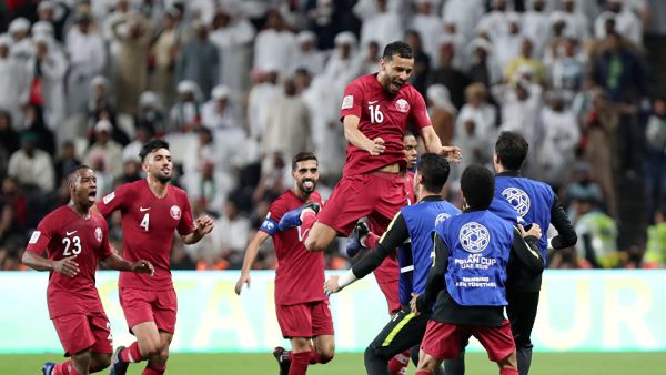 يُعطى النزلاء بطاطين خشنة للنوم فوقها أو تحتها، ويلجأ معظم النزلاء إلى تغطية رؤوسهم بها ليحجبوا أنوار الإضاءة