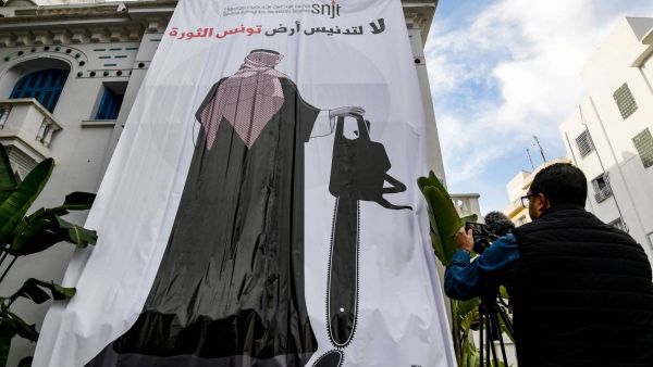 صورة لـ ابن سلمان وبجانبه منشار على باب نقابة الصحفيين في تونس 