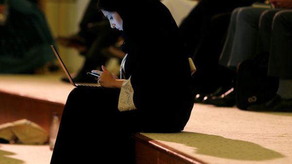  السلطات اعتقلت أيضاً شخصين آخرين بزعم التحقيق معهما على خلفية مطالبتهما عام 2009 برفع حظر السفر عن المحامي العبدلي".