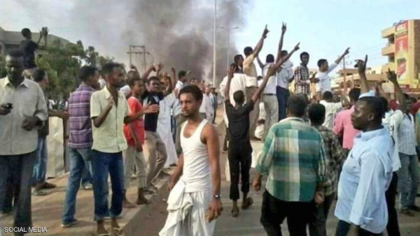 وقتل 19 شخصا على الأقل منذ بداية الاحتجاجات، بحسب السلطات السودانية، في حين قدرت منظمة العفو الدولية عدد ضحايا الاحتجاجات بـ 37 قتيلا.

