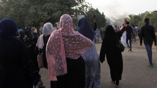 وتهدف هذه الإجراءات إلى وضع حدّ لموجة احتجاجات اندلعت إثر قرار الحكومة السودانيّة رفع سعر الخبز.

