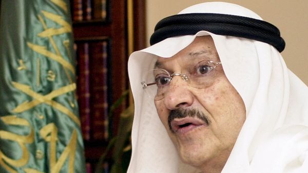  الأمير طلال بن عبد العزيز (87 عاما) هو الابن الثامن عشر من أبناء الملك عبد العزيز، ويكبر أخاه غير الشقيق، الملك سلمان، بنحو خمس سنوات.