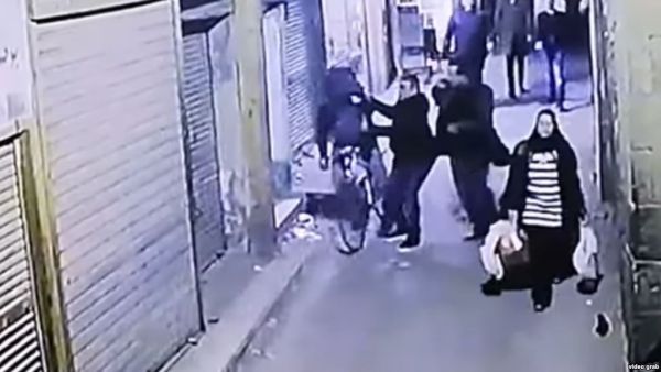 يبدو الانتحاري في الفيديو وهو يقود دراجة هوائية في شارع ضيق ومزدحم