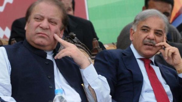 Ousted Prime Minister Nawaz Sharif, left, with his brother (AFP/File Photo)