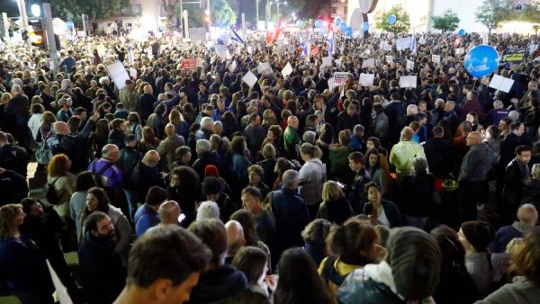 Approximately 25,000 people met in Rothschild Boulevard to protest Netanyahu with placards that say "No to Corruption," "Not leftist, not rightist, we are honest," "Get out Netanyahu" (AFP)