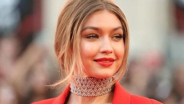 جيجي وهي لابسة.. حذائها