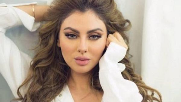 (سحاب) فستان مريم حسين يضعها في موقف محرج!