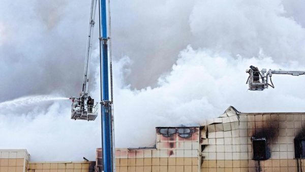 Firefighters at the burning shopping center in Kemerovo, Russia (AFP/File Photo)