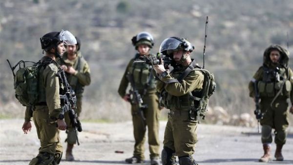 Israeli troops arrest on Palestinian trying to cross into Israel (AFP/File Photo)	