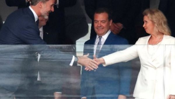 ملك إسبانيا يتعرض لموقف محرج من زوجة رئيس الوزراء الروسي 