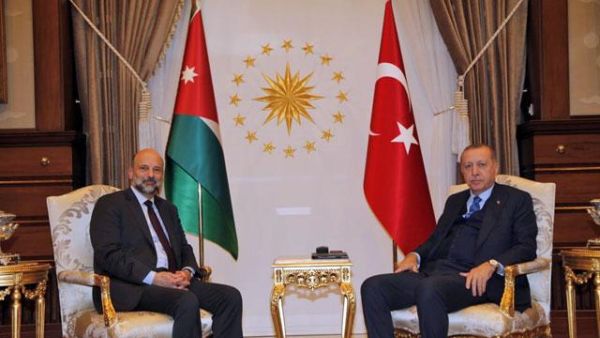 Turkish President Recep Tayyip Erdogan and Prime Minister Omar Razzaz meet in Ankara. (Petra photo)