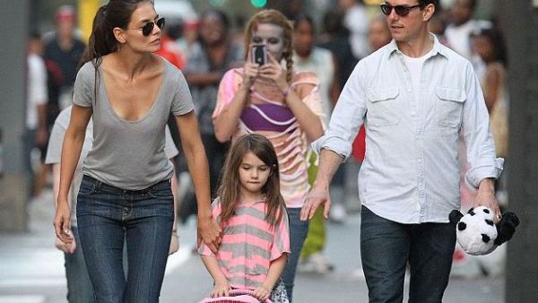 توم كروز وكايتي هولمز وابنتهما سوري