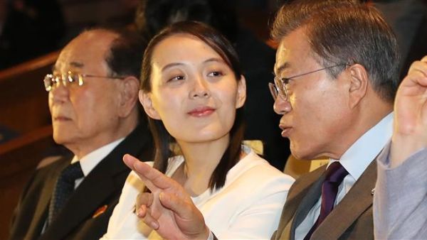 South Korean President Moon Jae-in (R) talks with North Korean leader Kim Jong Un's sister Kim Yo Jong (C) as they watch a concert of Pyongyang's Samjiyon Orchestra at a national theatre in Seoul on Feb. 11, 2018 (YONHAP / AFP)