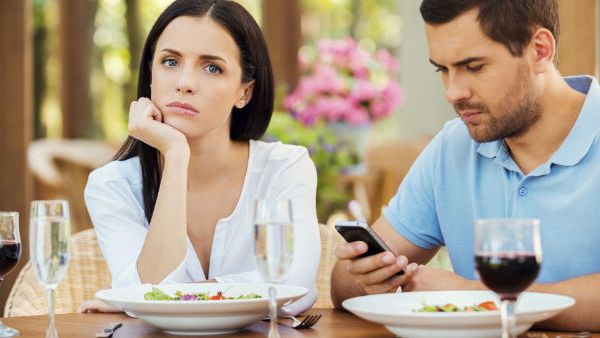 مراقبة نشاطه على مواقع التواصل الاجتماعي، ومع إضافة كل امرأة جديدة تبدأ المخاوف لديكِ في الازدياد