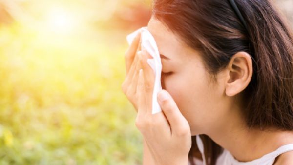 تعرق بشرة الوجه يؤثر على مكياجها ويفسد إطلالتها (shutterstock.com)
