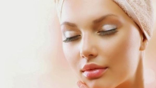 لتفتيح البشرة نصح خبراء الجمال بإضافة عصير الليمون وماء الورد إلى الغليسرين