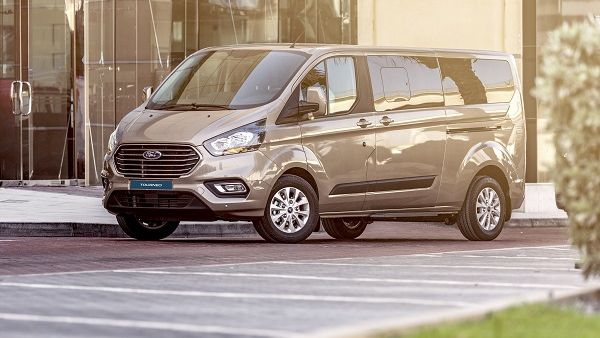 Ford reveals new Tourneo Custom people mover with bold exterior styling and completely new Premium specification level.