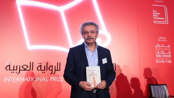 إبراهيم نصر الله يتسلّم جائزة البوكر 