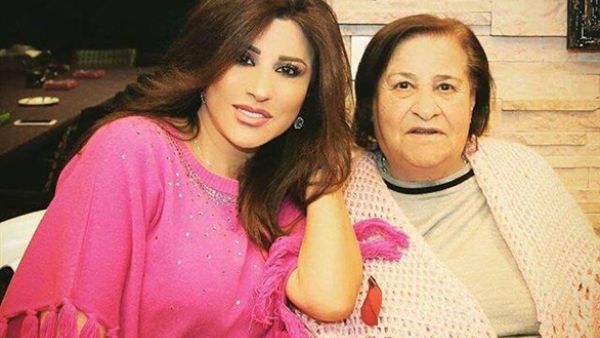 نجوى كرم تهنىء والدتها بعيد الام
