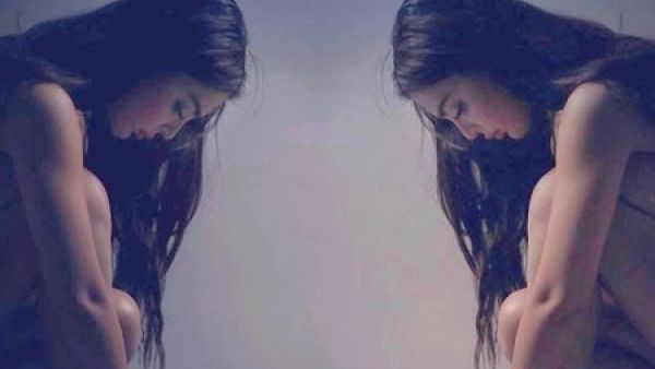 قمر تستعرض وشمًا فوق مؤخرتها.. والجمهور مصدوم!